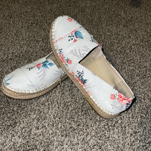 Floral pattern, women’s size 8 Guess Espadrilles flats - Picture 1 of 3